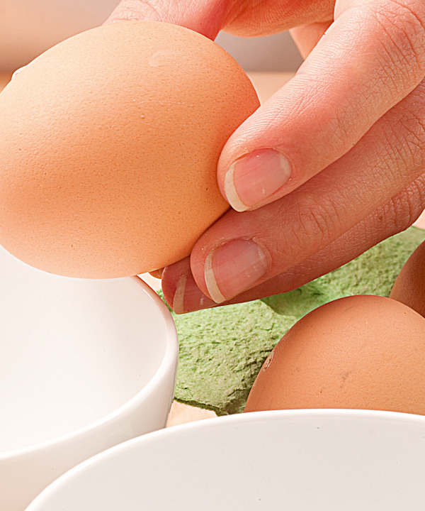 Gebratene Eier im Schinken-Brot-Mantel mit Spargelgemüse