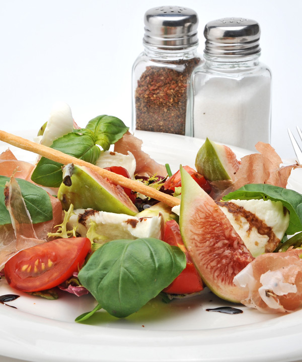 Gemischter Salat mit Mozzarella, Tomate, Feige und Schinken