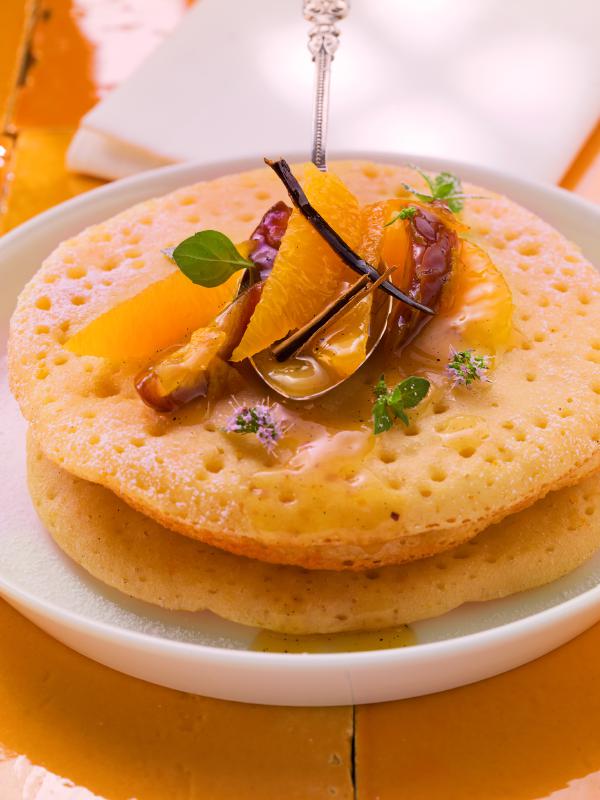Wabenpfannkuchen mit Orangensalat und Minze