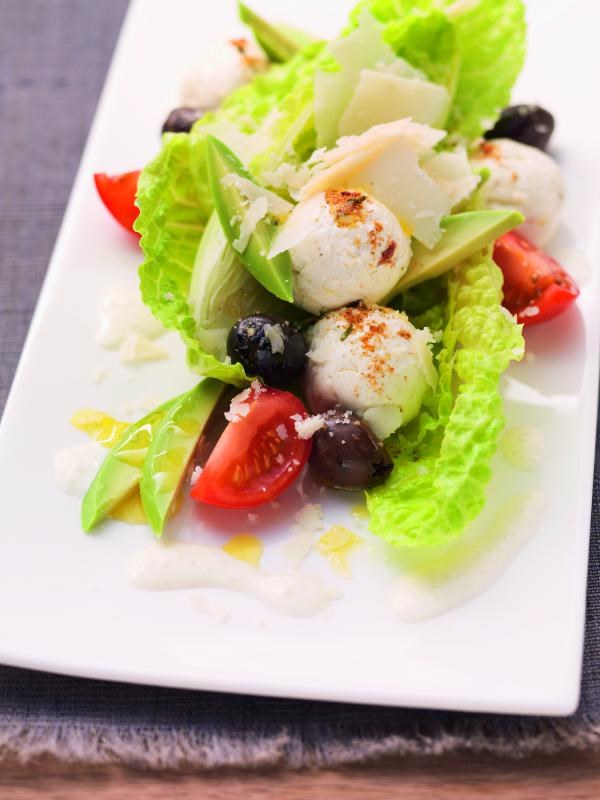 Caesar-Salat mit Tomaten, Oliven und Joghurtbällchen