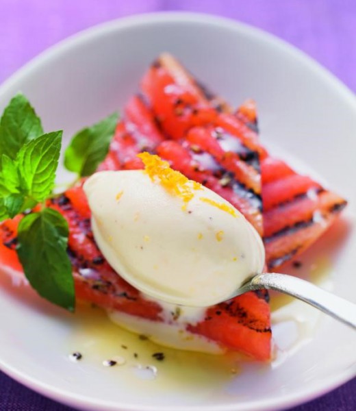 Gegrillte Wassermelone mit Sauerrahm-Orangen-Eis
