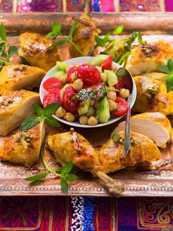 Grillhendl mit Salat von Gurke, Oliventomaten und Kichererbsen
