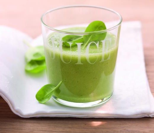 Grüner Vitamindrink mit Mango und jungem Spinat
