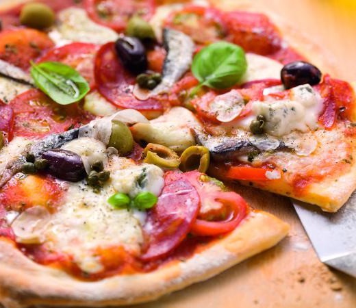 Tomatenpizza mit Gorgonzola, Sardellen und Oliven