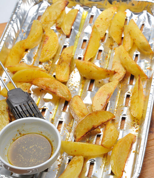 Gegrillte Kartoffel-Wedges und Backofen-Wedges mit Gewürzöl