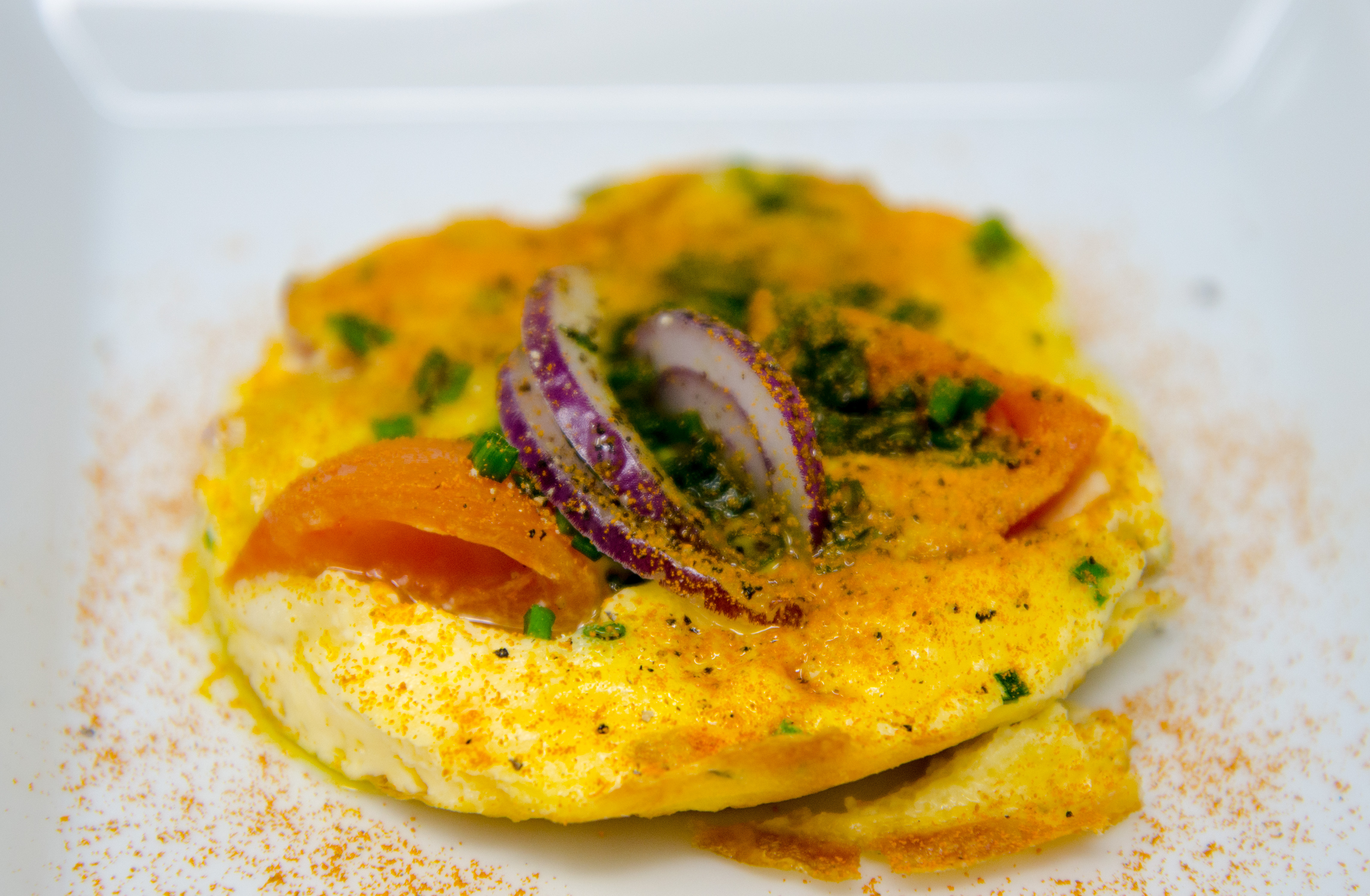 Offenes Gold-Omelett mit Tomate und Mozzarella